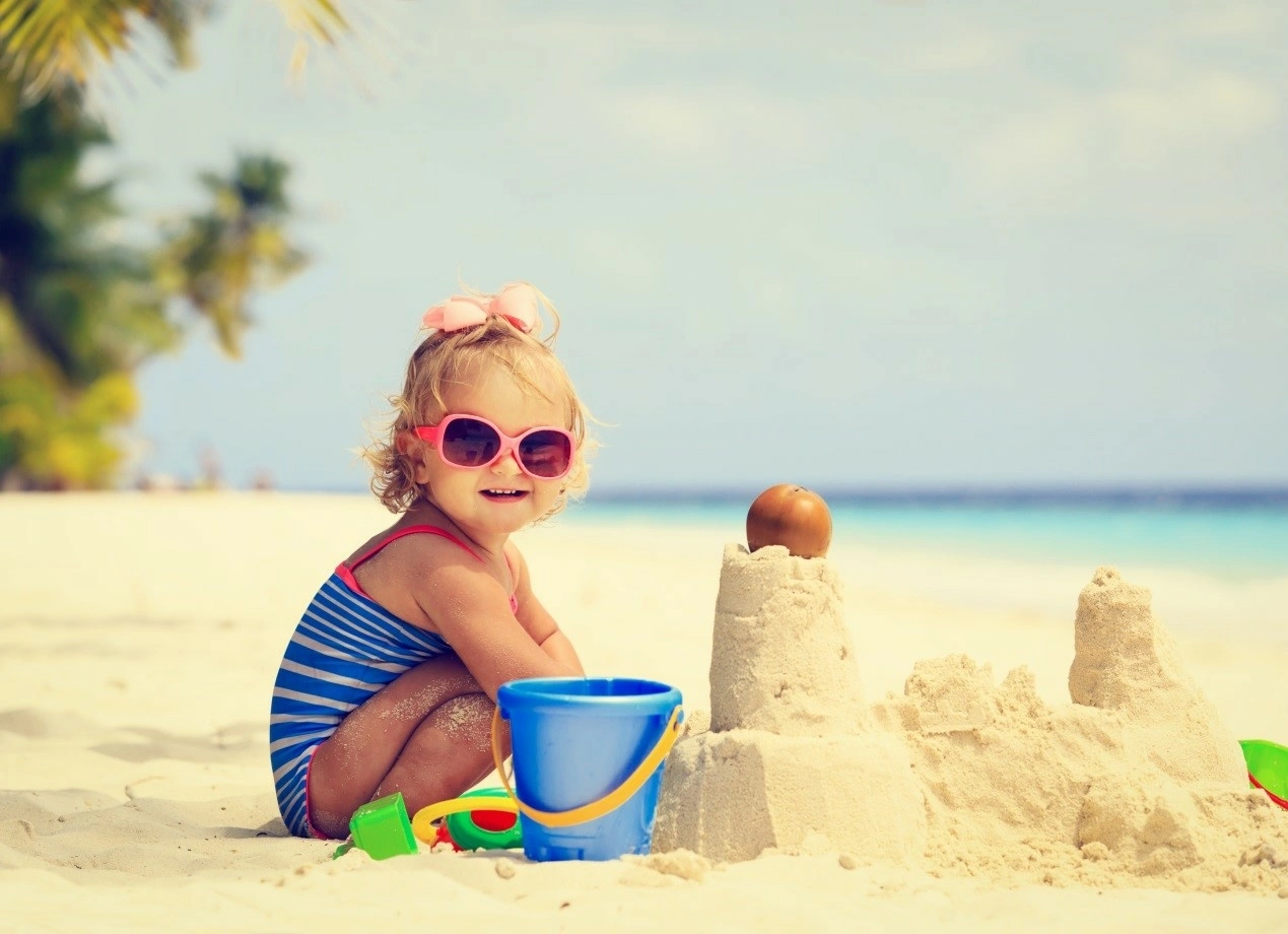 mh_Toys_on_the_sandy_beach